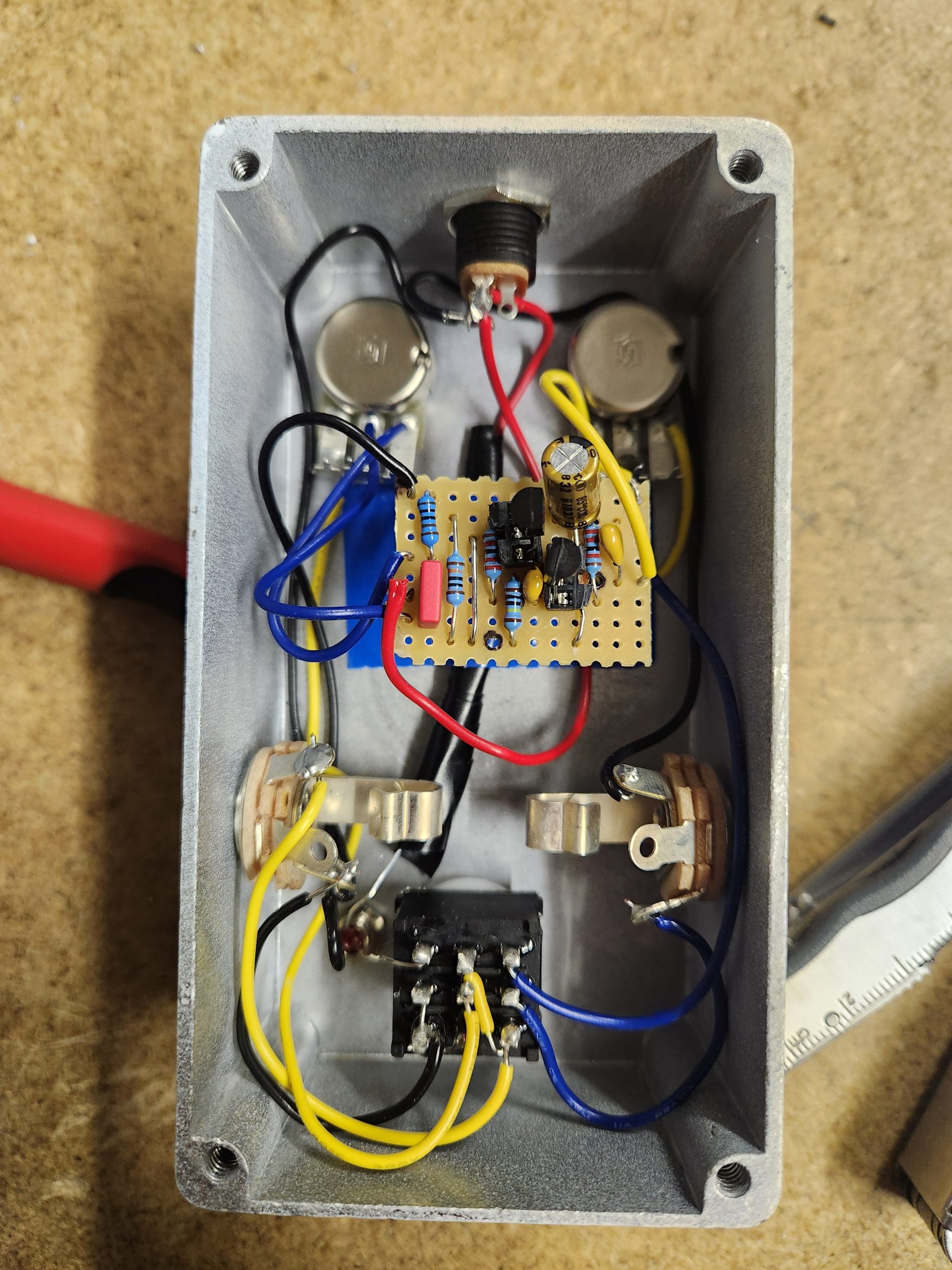 Inside of a Harmonic Jerculator clone build on stripboard.